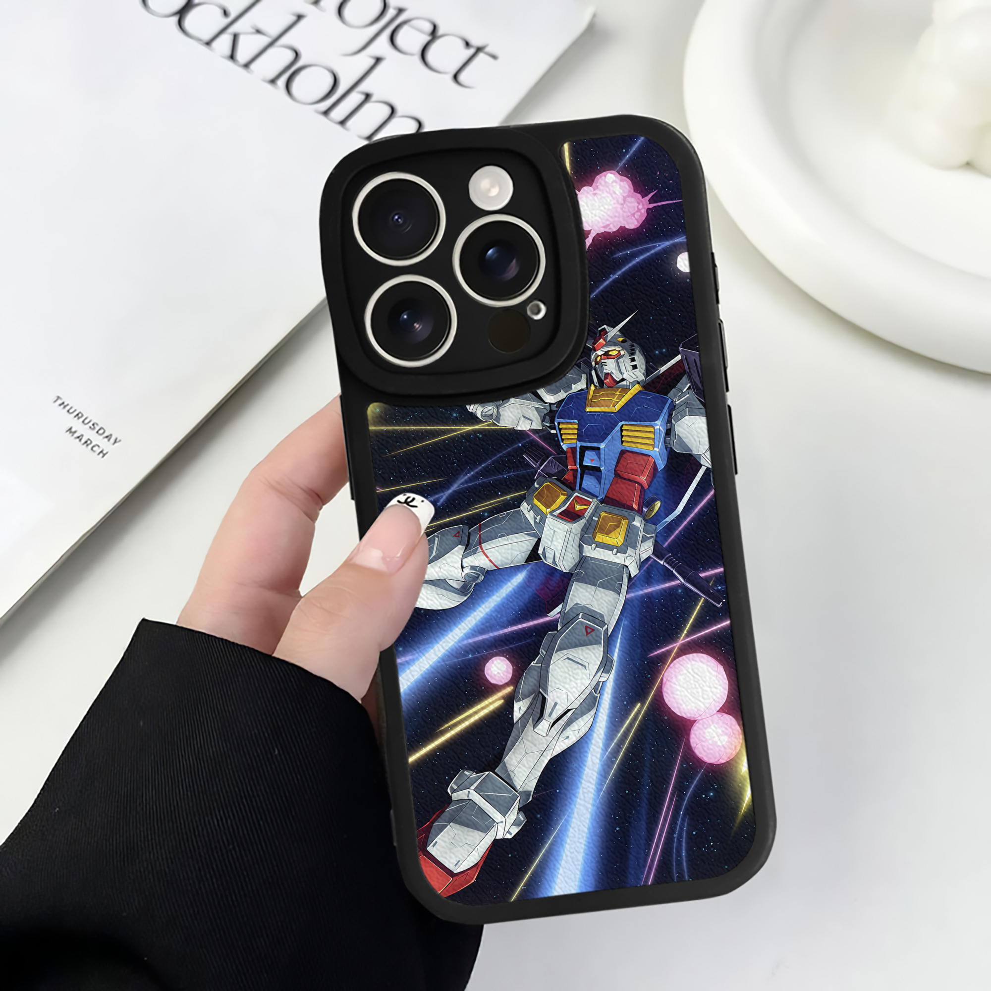 （画像用） 機動戦士ガンダム Mobile Suit Gundam 【iPhone 16シリーズ対応】シリコンスマホケース（レザー調） 材質：シリコン